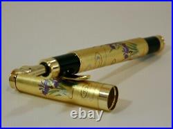 Original fountain pen has a modern Pure gold leaf maki-e of Iris flowers with p