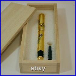 Original fountain pen has a modern Pure gold leaf maki-e of Iris flowers with p